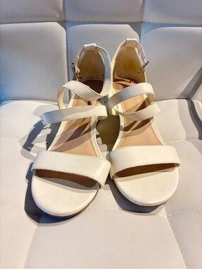 FIONI White Strappy Wedge Sandals